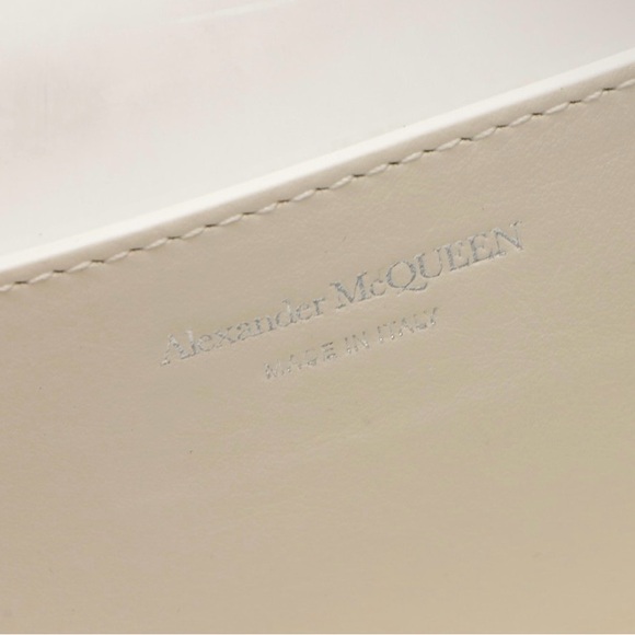 ❌❌SOLD❌❌Alexander McQueen Minaudière Crystal Jeweled Skull Knuckle Crossbody Bag - Picture 5 of 8